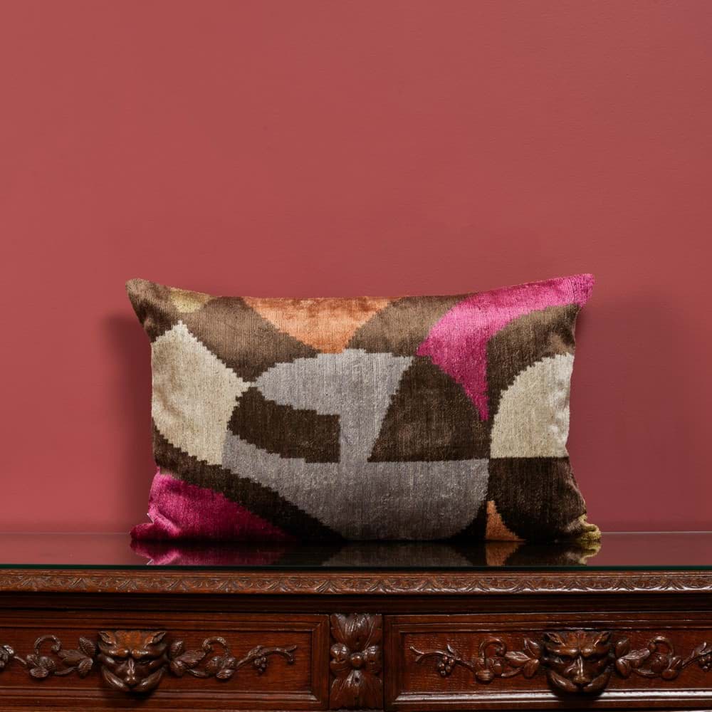 Ön yüz gri, pembe, kahve rengi ipek kadife, arka yüz ikat kumaşlı dekoratif yastık resmi