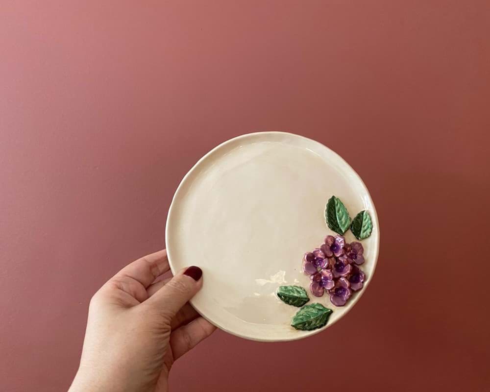 Leylak çiçeklerinden seramik kurabiye tabağı ve kahve bardağı seti resmi