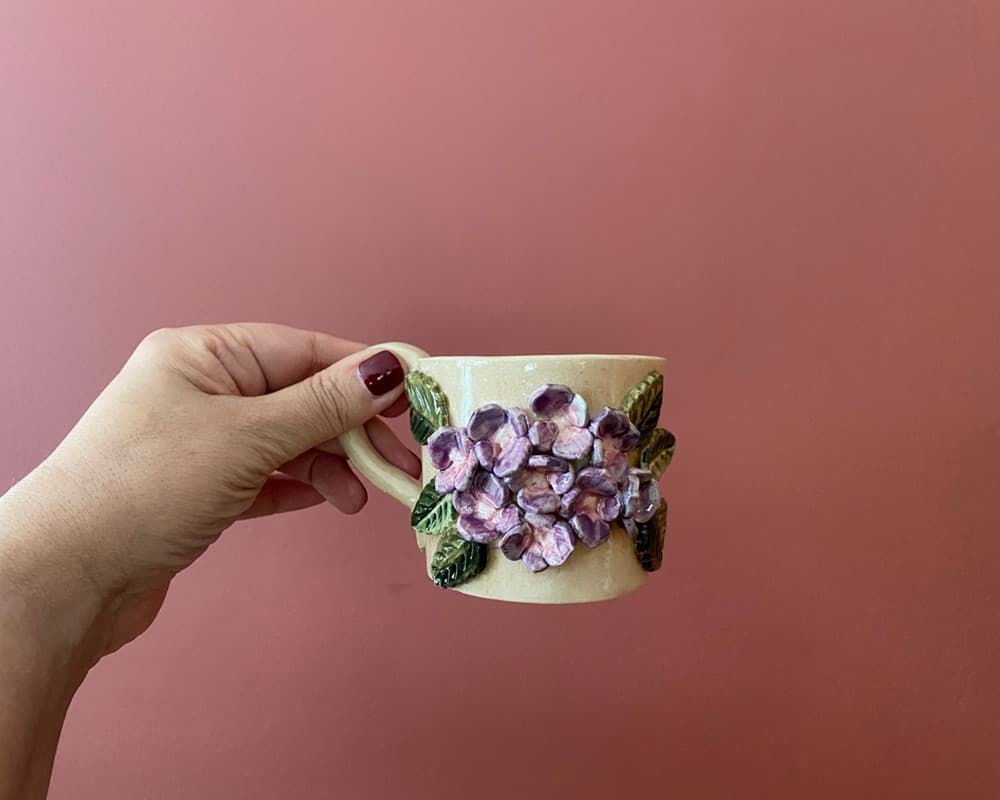 Leylak çiçeklerinden seramik kurabiye tabağı ve kahve bardağı seti resmi
