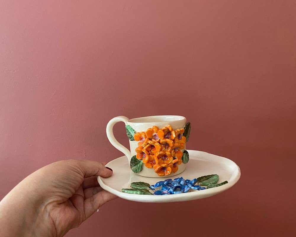 Mavi/sarı çiçekli seramik kurabiye tabağı ve kahve bardağı seti resmi