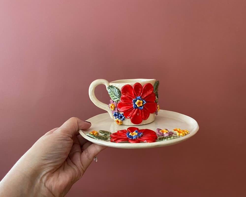 Kırmızı çiçekli seramik kurabiye tabağı ve kahve bardağı seti resmi