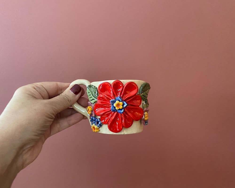 Kırmızı çiçekli seramik kurabiye tabağı ve kahve bardağı seti resmi