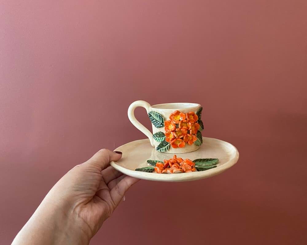 Turuncu çiçekli seramik kurabiye tabağı ve kahve bardağı seti resmi