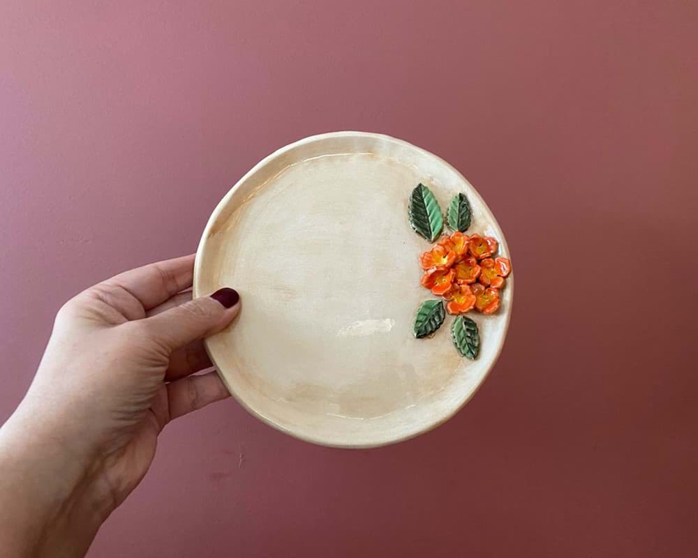 Turuncu çiçekli seramik kurabiye tabağı ve kahve bardağı seti resmi