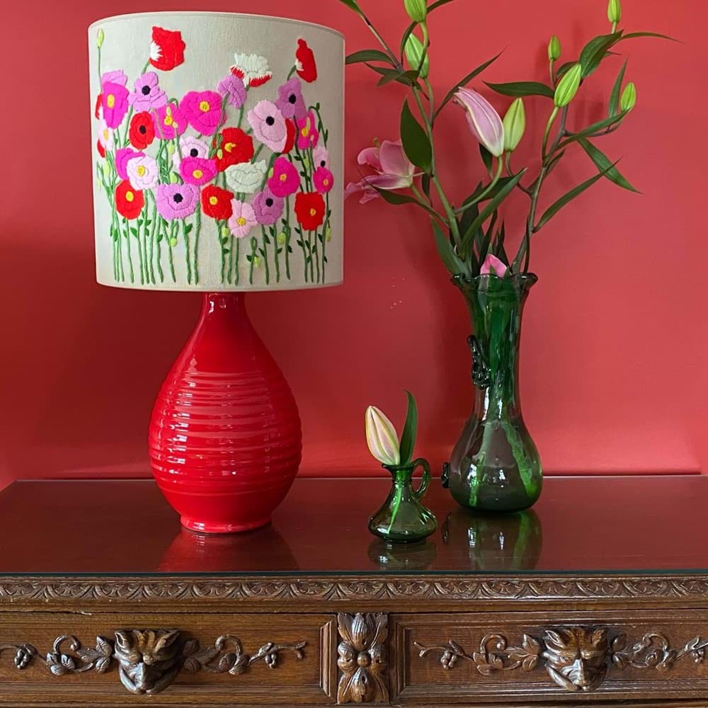 Bej arka fon/bej kumaş üzeri çiçek işlemeli/kırmızı el yapımı seramik abajur resmi