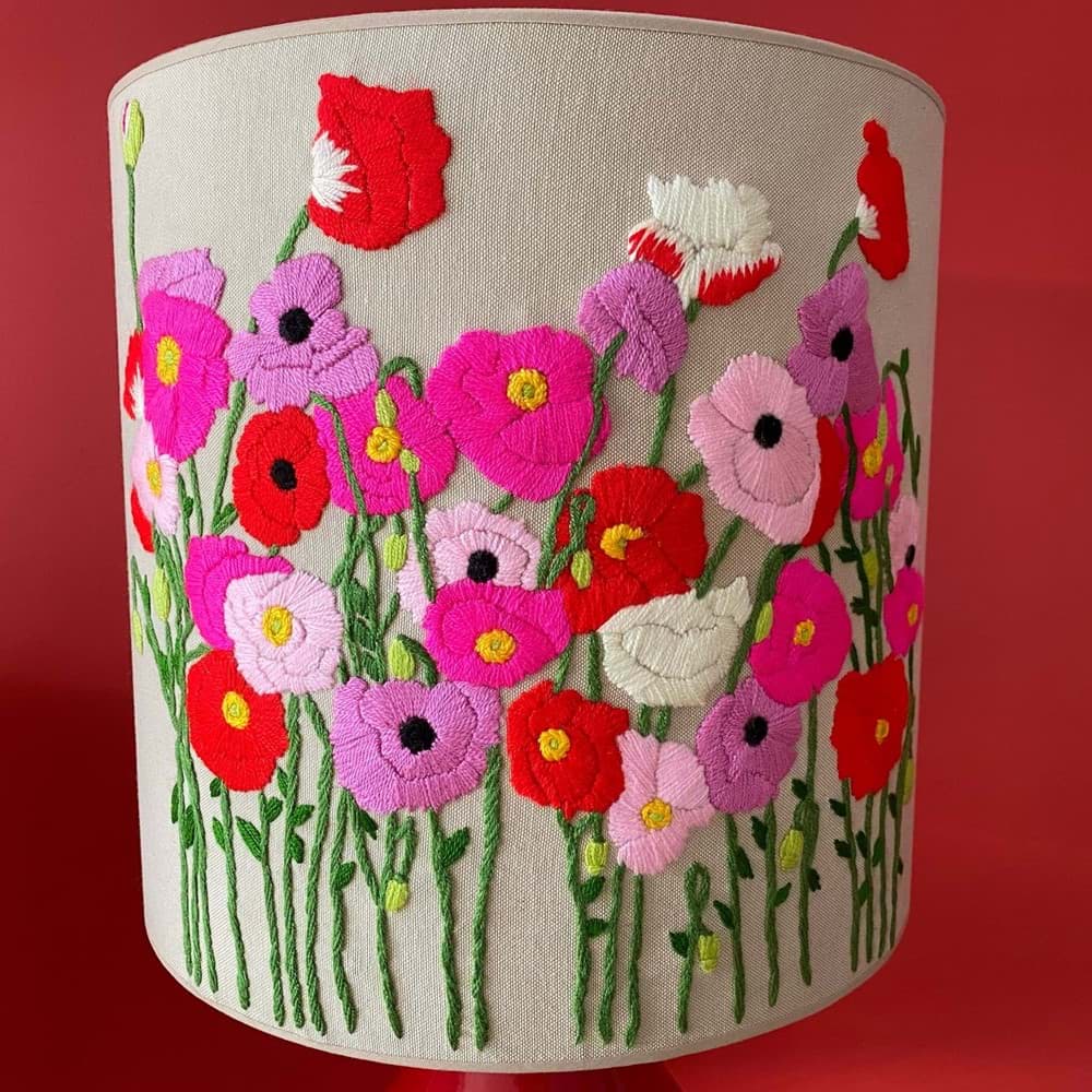 Bej arka fon/bej kumaş üzeri çiçek işlemeli/kırmızı el yapımı seramik abajur resmi