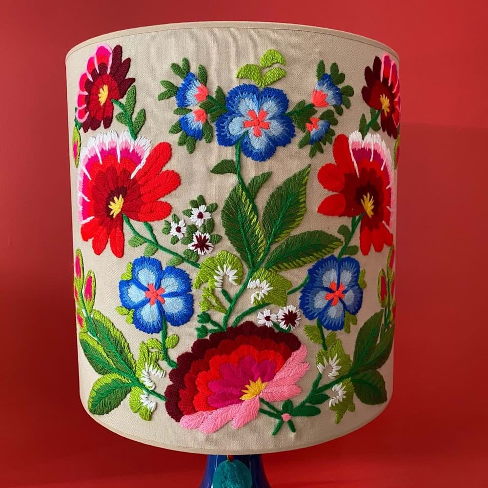 Bej arka fon/bej kumaş üzeri  çiçek işlemeli/lacivert el yapımı abajur resmi