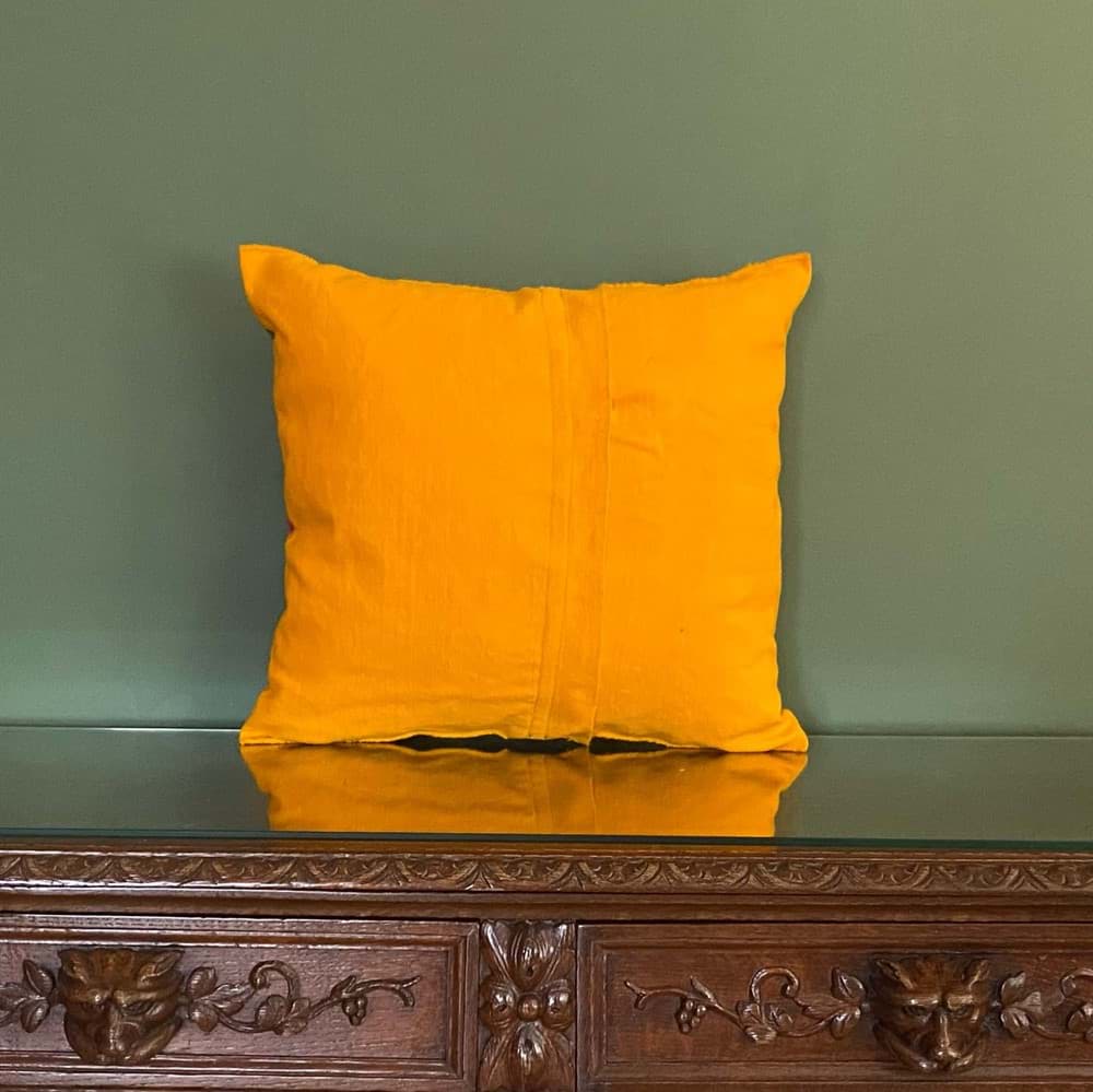Meksika/Sarı el dokuma kumaş üzeri,el işlemesi yastık resmi