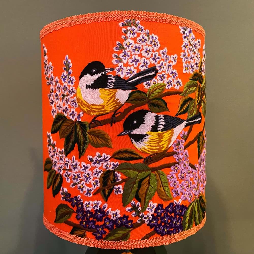 Turuncu fon/turuncu kumaş üzeri kuş ve çiçek işlemeli/yeşil el yapımı seramik resmi