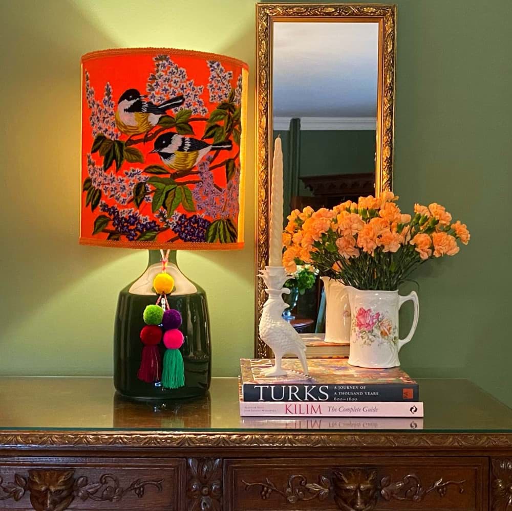 Turuncu fon/turuncu kumaş üzeri kuş ve çiçek işlemeli/yeşil el yapımı seramik resmi