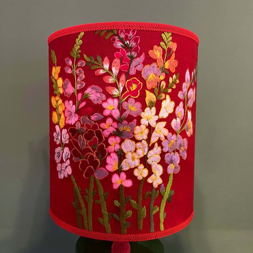 Kırmızı fon/kırmızı kumaş üzeri çiçek işlemeli/yeşil el yapımı seramik resmi