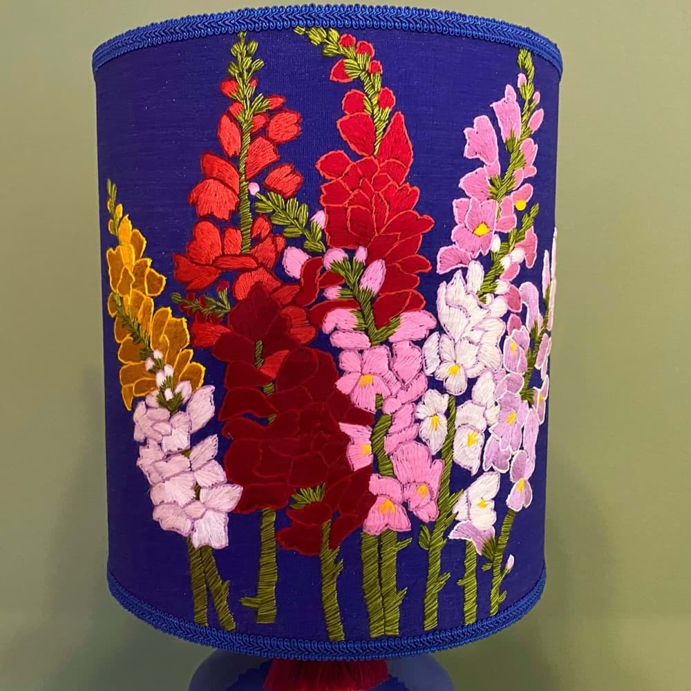 Lacivert fon/Lacivert kumaş üzeri çiçek işlemeli/lacivert el yapımı seramik resmi