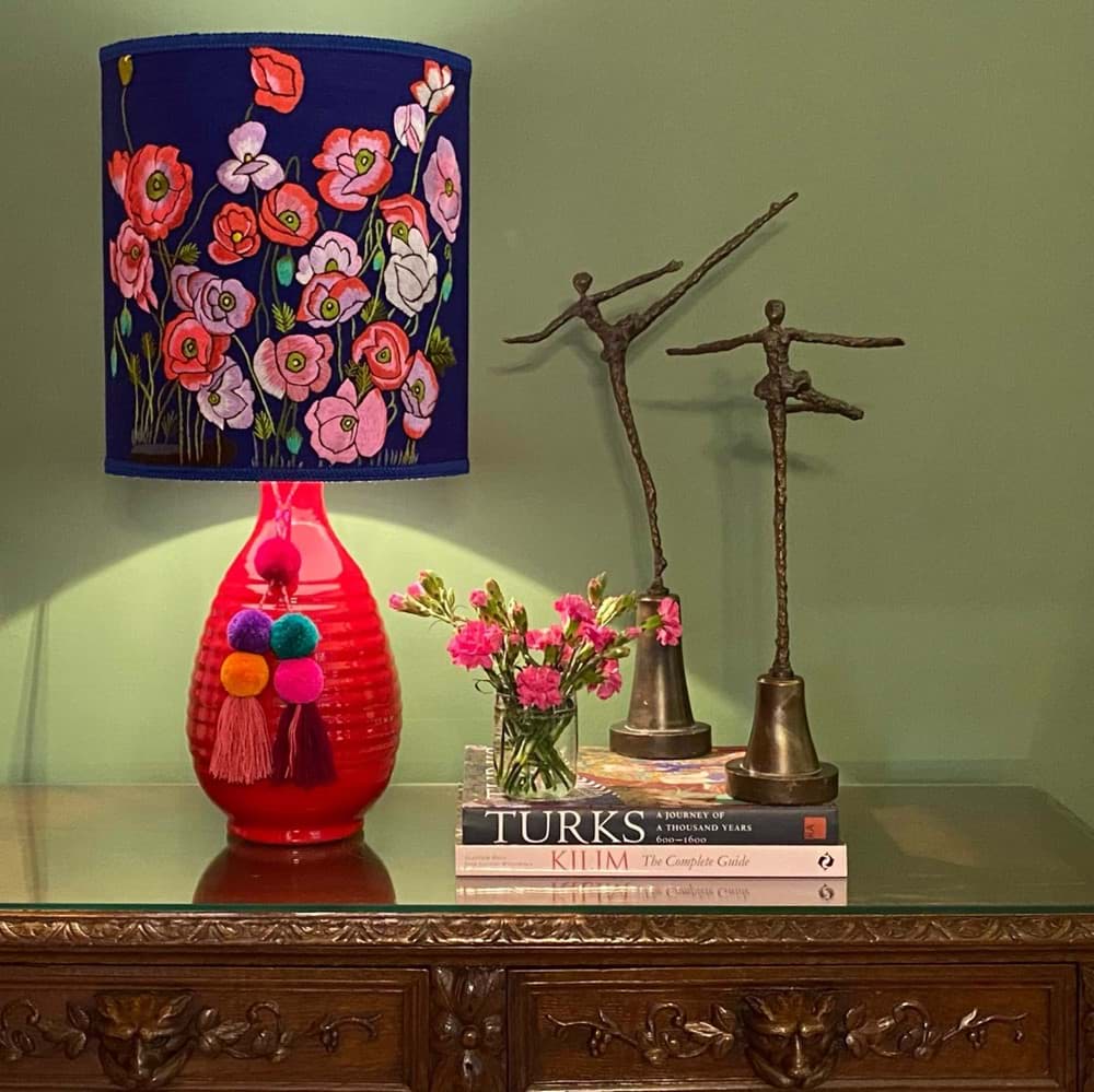 Lacivert  arka fon/lacivert  kumaş üzeri kuş ve çiçek işlemeli /kırmızı seramik abajur resmi
