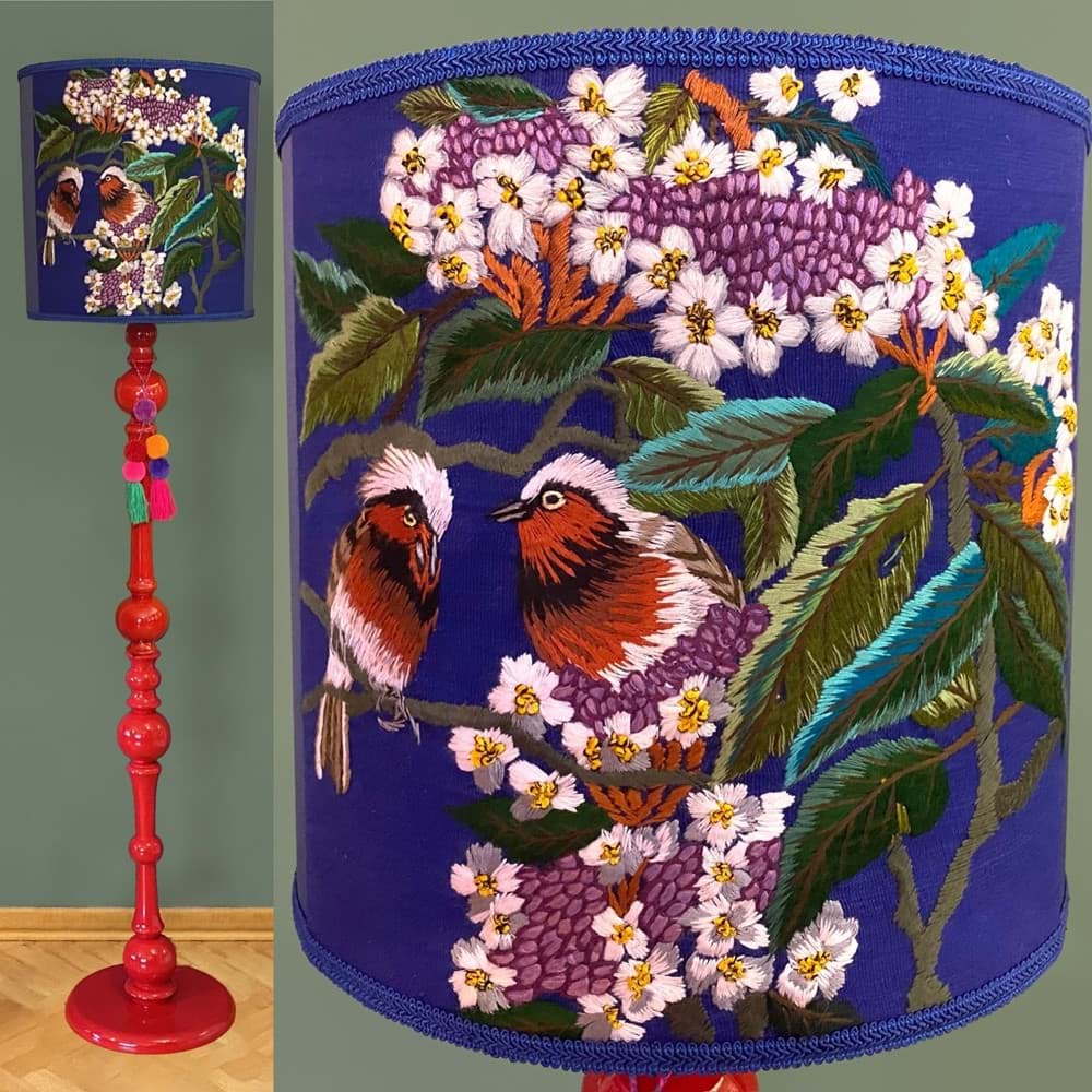 Lacivert fon/Lacivert kumaş üzeri kuş ve çiçek işlemeli/kırmızı lambader resmi