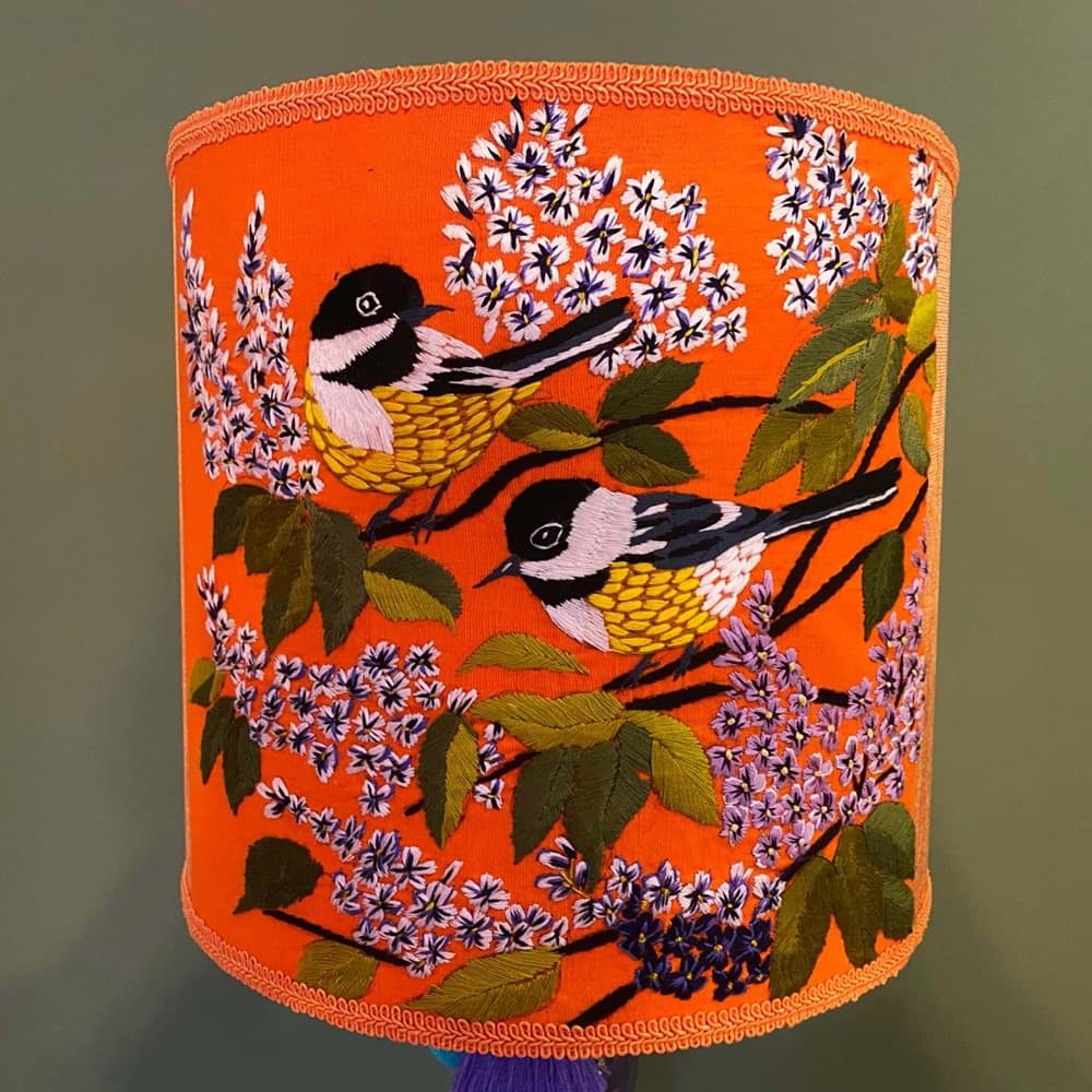 Turuncu fon/turuncu kumaş üzeri kuş ve çiçek işlemeli/mor lambader resmi