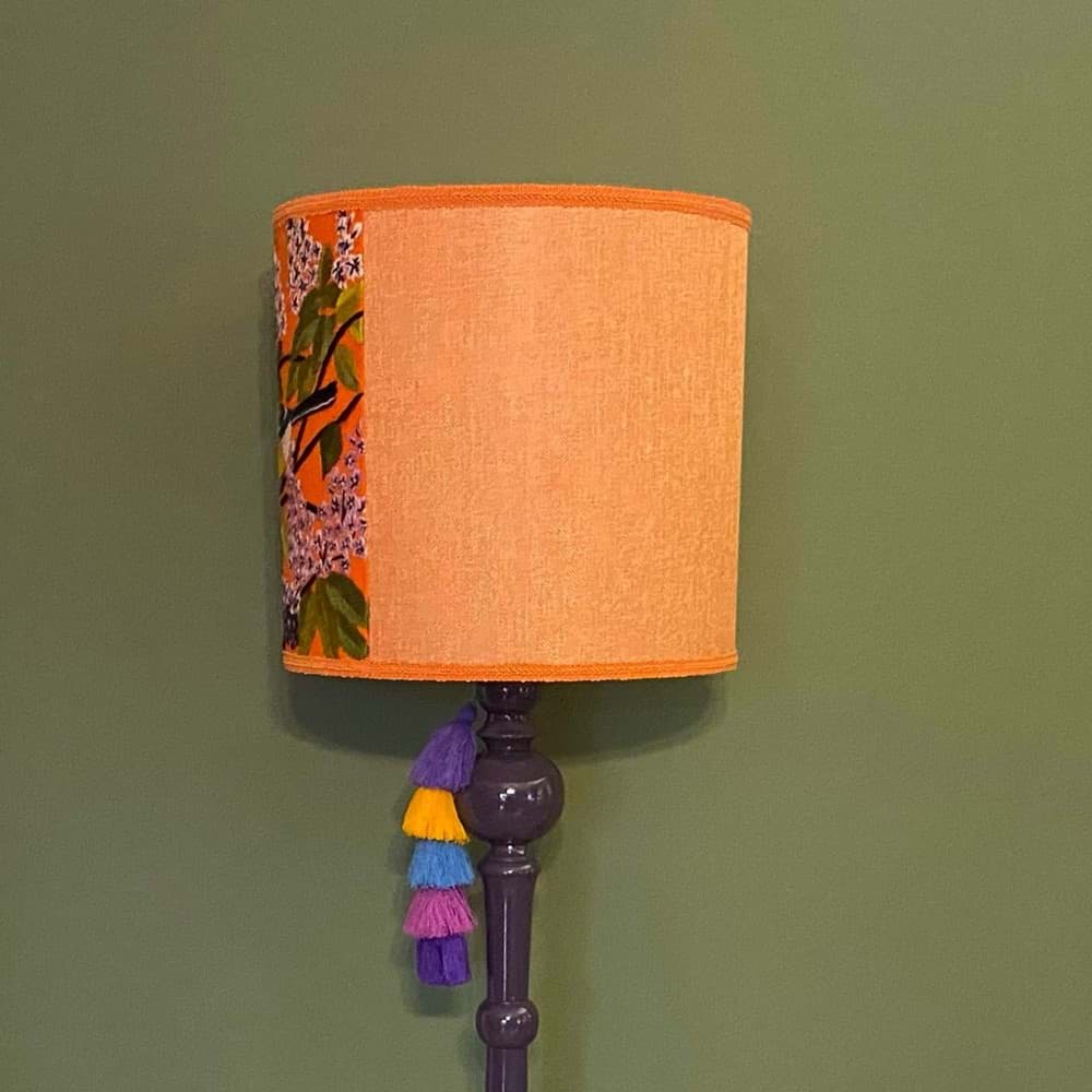 Turuncu fon/turuncu kumaş üzeri kuş ve çiçek işlemeli/mor lambader resmi
