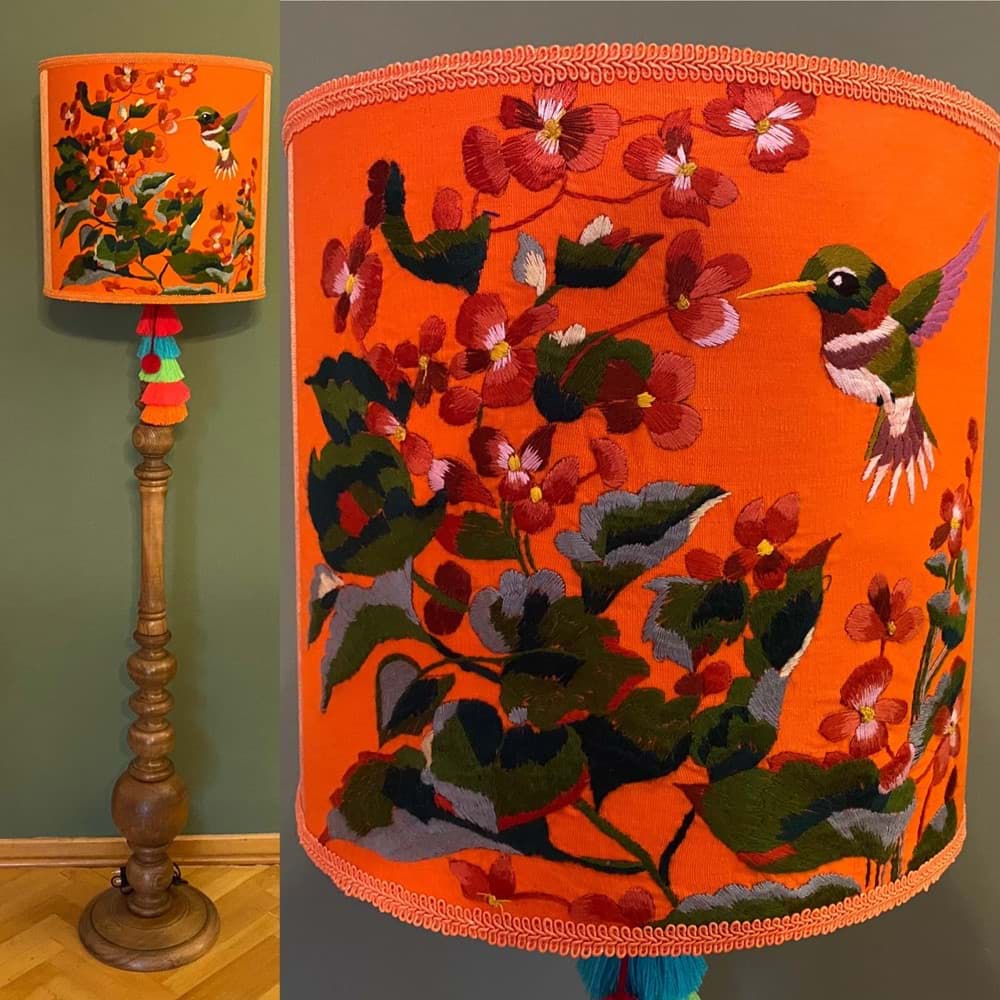 Turuncu fon/turuncu kumaş üzeri kuş ve çiçek işlemeli/ceviz  lambader resmi