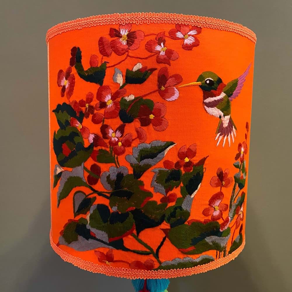 Turuncu fon/turuncu kumaş üzeri kuş ve çiçek işlemeli/ceviz  lambader resmi