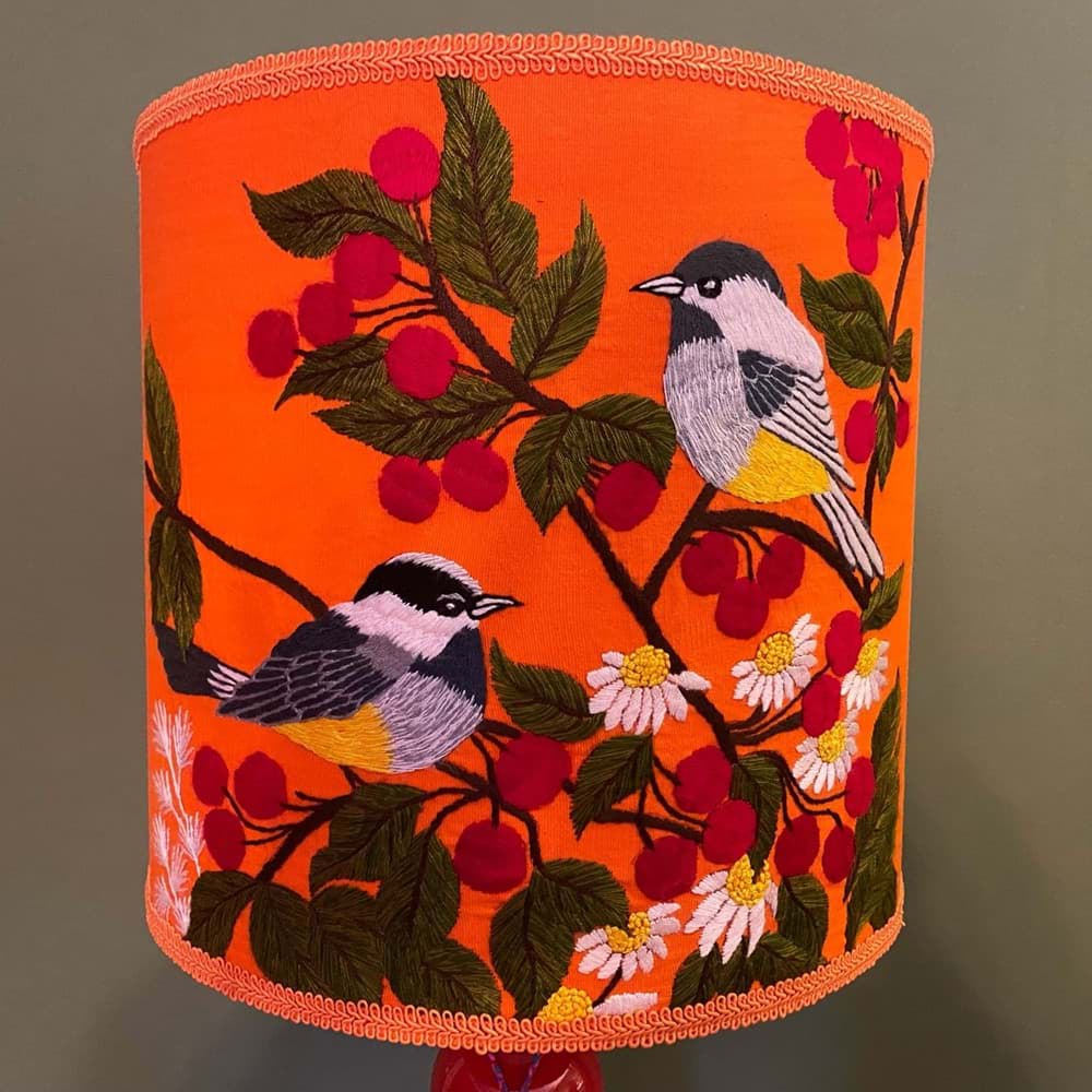 Turuncu fon/turuncu kumaş üzeri kuş ve çiçek işlemeli/kırımızı lambader resmi