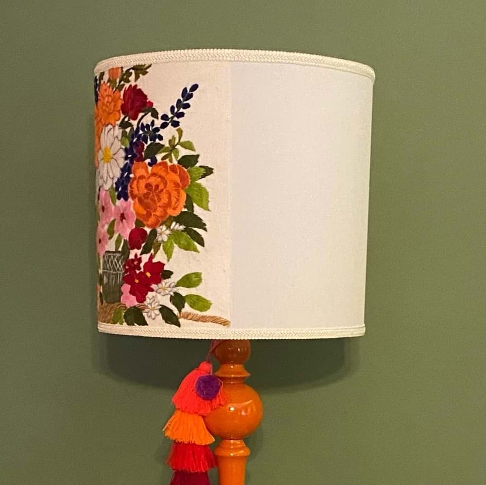 Beyaz fon/beyaz kumaş üzeri çiçek işlemeli/turuncu lambader resmi