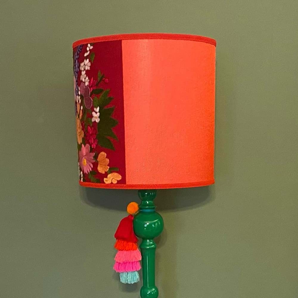 Kırmızı fon/kırmızı kumaş üzeri çiçek işlemeli/yeşil lambader resmi