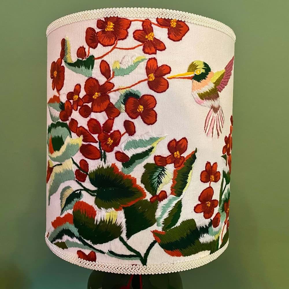 Beyaz fon/beyaz kumaş üzeri kuş ve çiçek işlemeli/yeşil el yapımı seramik abajur resmi