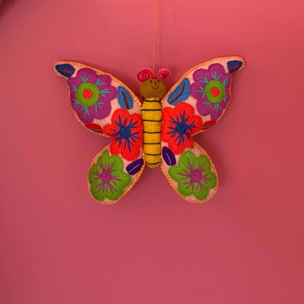 El işlemesi renkli kelebek süs resmi
