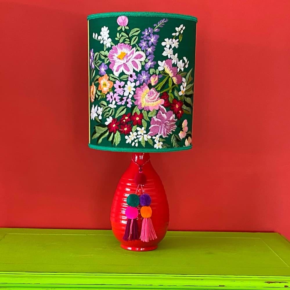 Yeşil fon/yeşil kumaş üzeri çiçek işlemeli/kırmızı el yapımı seramik abajur resmi