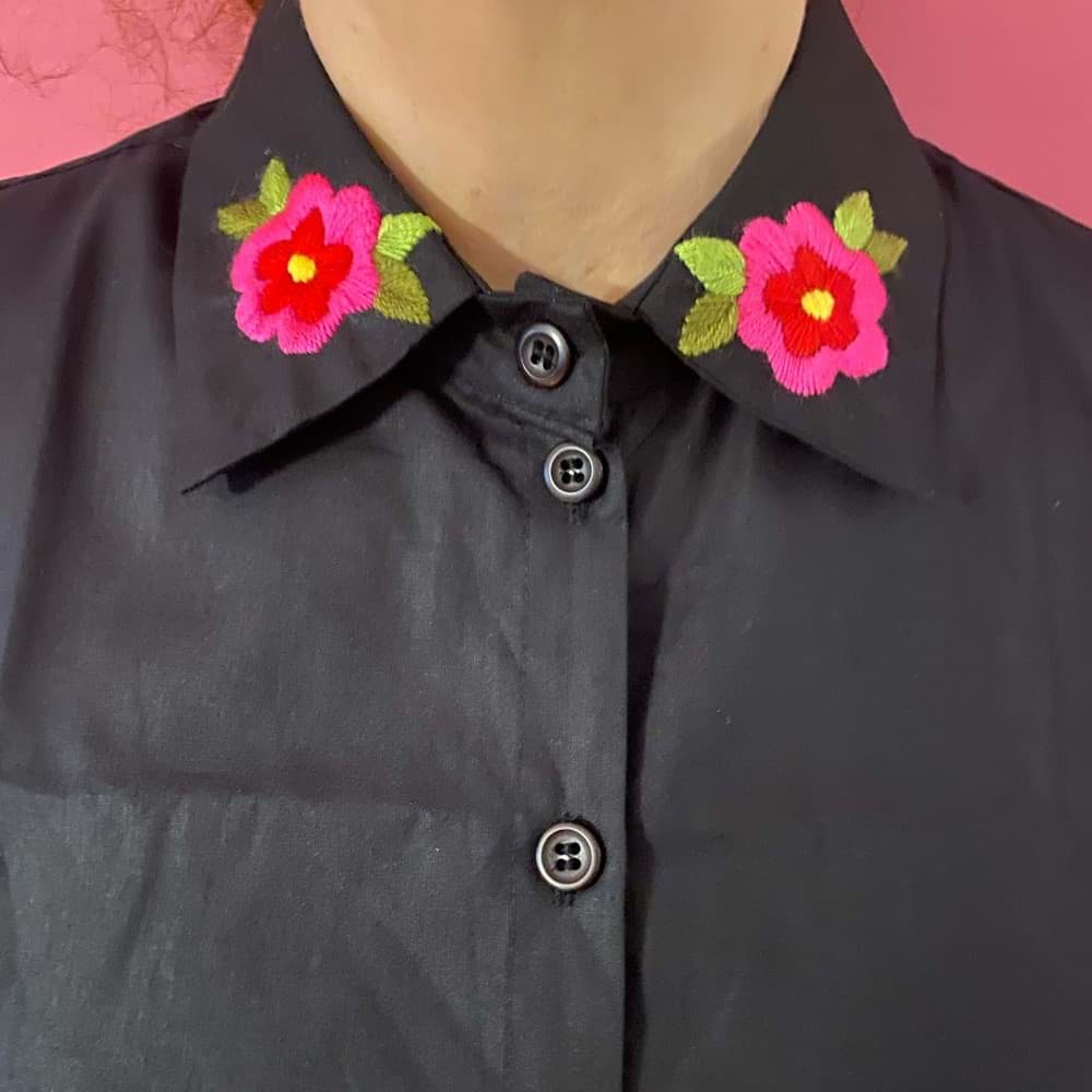 Gömlek Yakası/Siyah üzerine çiçek işlemeli resmi