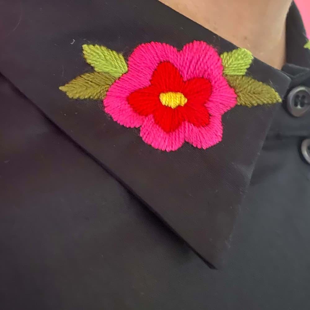 Gömlek Yakası/Siyah üzerine çiçek işlemeli resmi