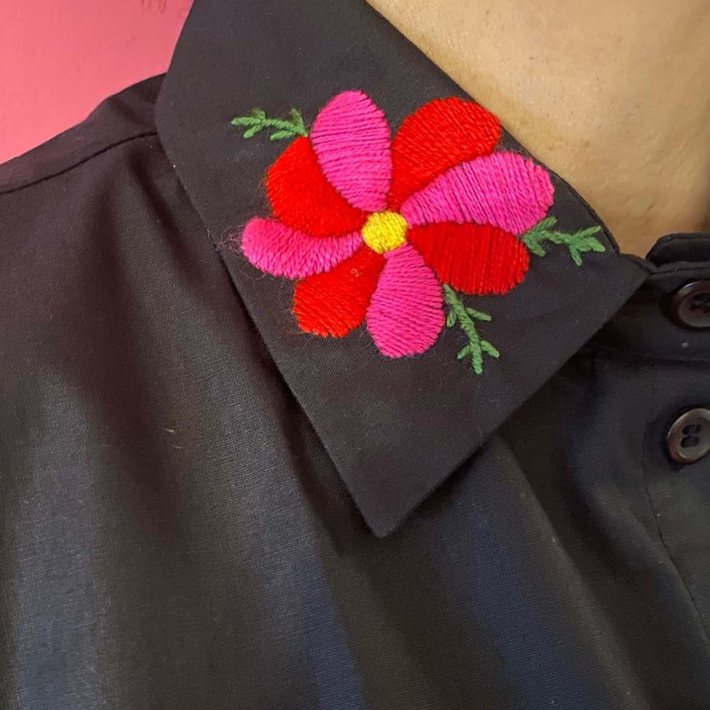 Gömlek Yakası/Siyah üzerine fuşya/kırmızı çiçek işlemeli resmi