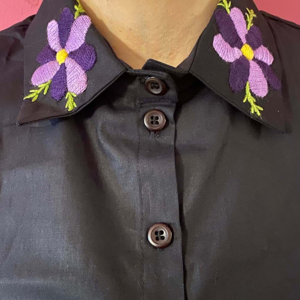 Gömlek Yakası/Siyah üzerine mor/lila çiçek işlemeli resmi