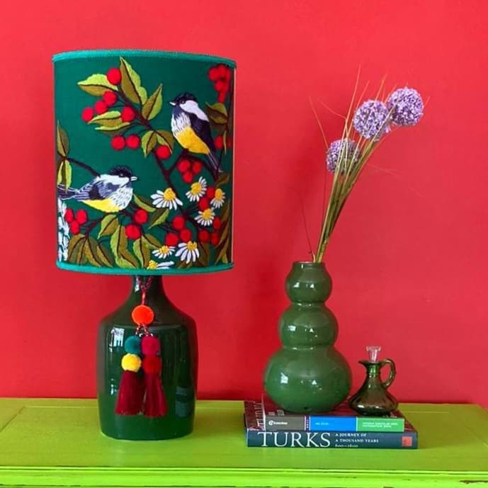 Yeşil fon/yeşil kumaş üzeri kuş ve çiçek işlemeli/yeşil el yapımı seramik abajur resmi