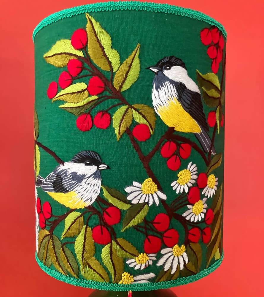 Yeşil fon/yeşil kumaş üzeri kuş ve çiçek işlemeli/yeşil el yapımı seramik abajur resmi