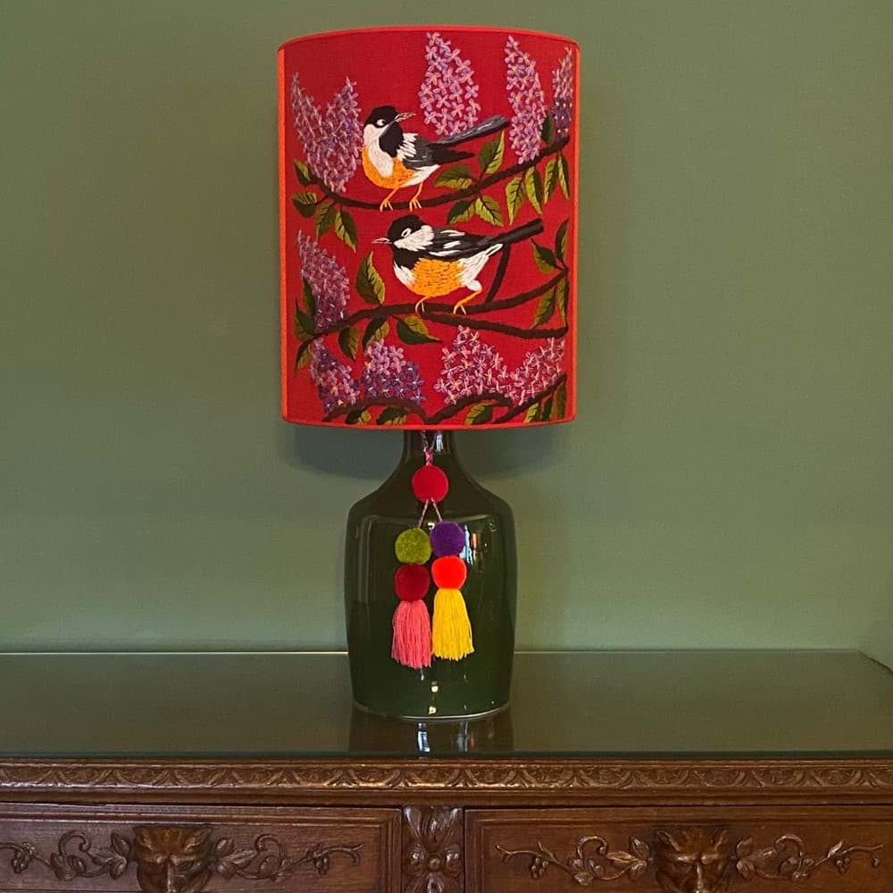 Kırmızı fon/kırmızı kumaş üzeri kuş ve  çiçek işlemeli/yeşil el yapımı seramik resmi