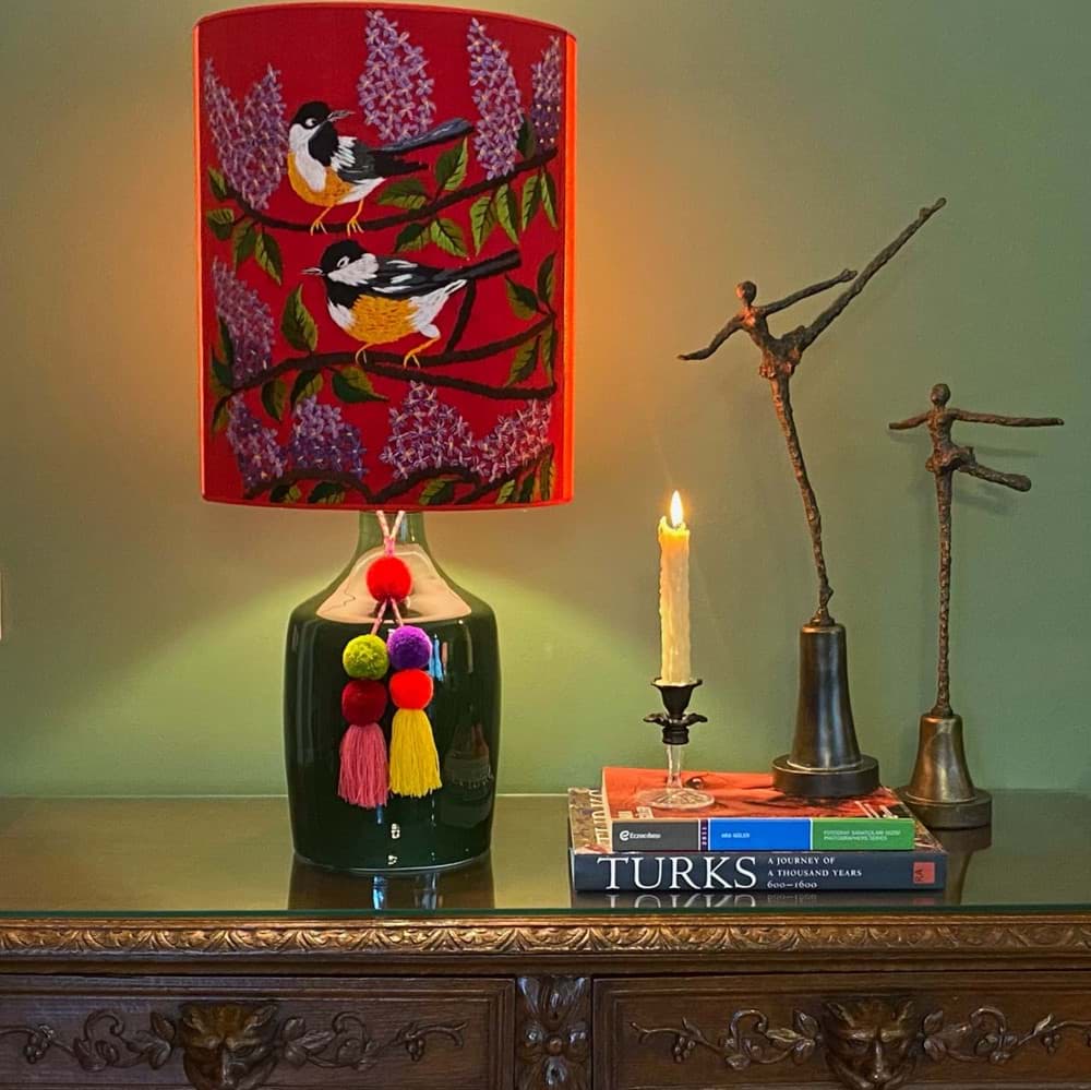 Kırmızı fon/kırmızı kumaş üzeri kuş ve  çiçek işlemeli/yeşil el yapımı seramik resmi