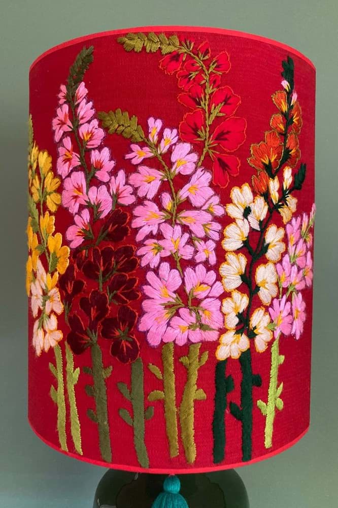 Kırmızı fon/kırmızı kumaş üzeri çiçek işlemeli/yeşil el yapımı seramik  resmi