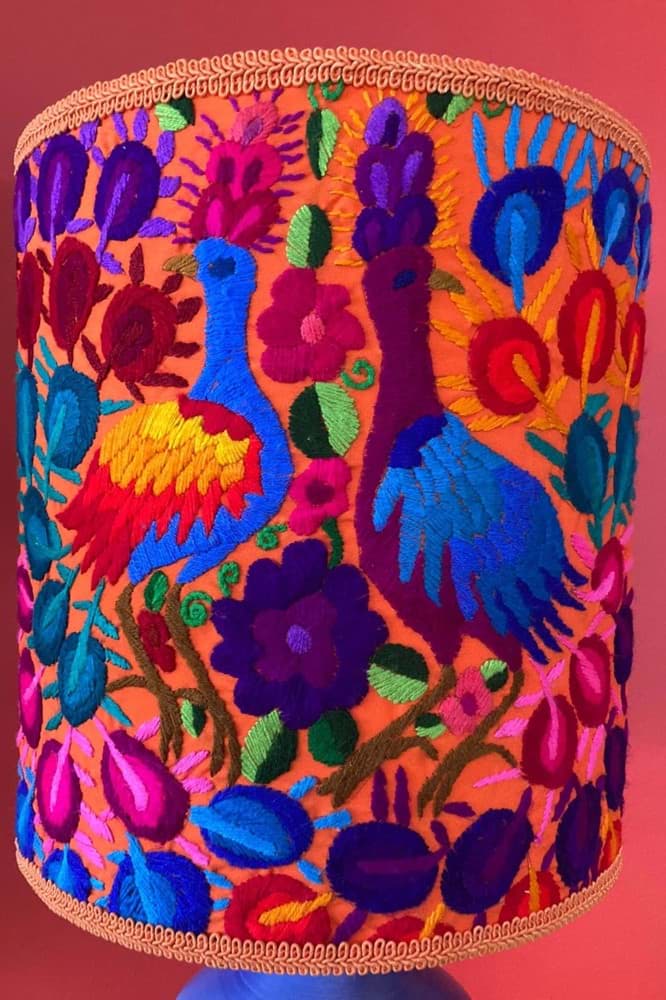 Turuncu fon/turuncu kumaş üzeri çift tavuskuşu işlemeli /el yapımı mavi seramik  resmi