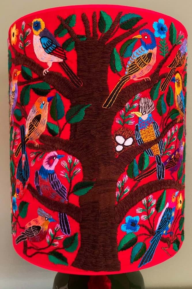Kırmızı fon/kırmızı kumaş üzeri kuş  işlemeli/yeşil el yapımı seramik resmi