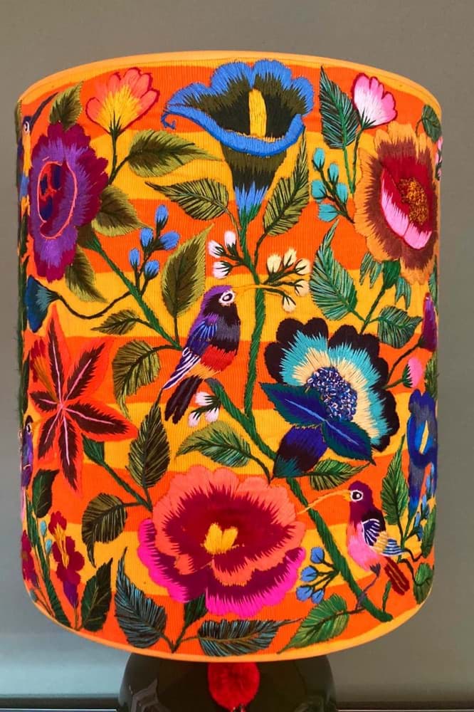 Sarı fon/sarı-turuncu kumaş üzeri kuş ve çiçek işlemeli/yeşil el yapımı seramik  resmi