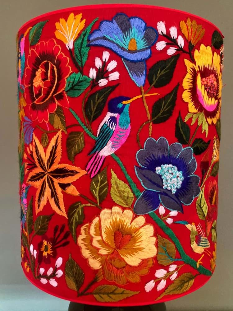 Kırmızı fon/kırmızı kumaş üzeri çiçek ve kuş işlemeli/yeşil el yapımı seramik resmi
