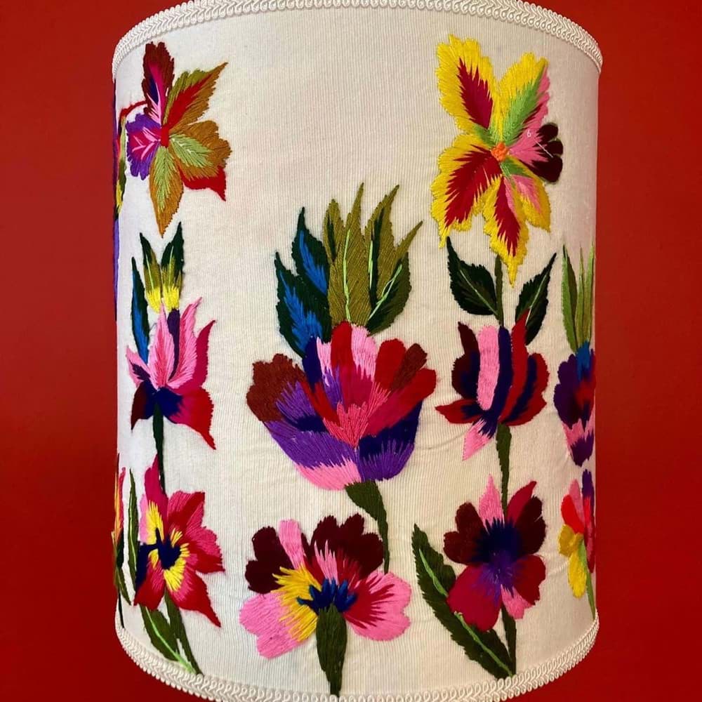 Beyaz fon/beyaz kumaş üzeri çiçek işlemeli/yeşil el yapımı seramik abajur resmi