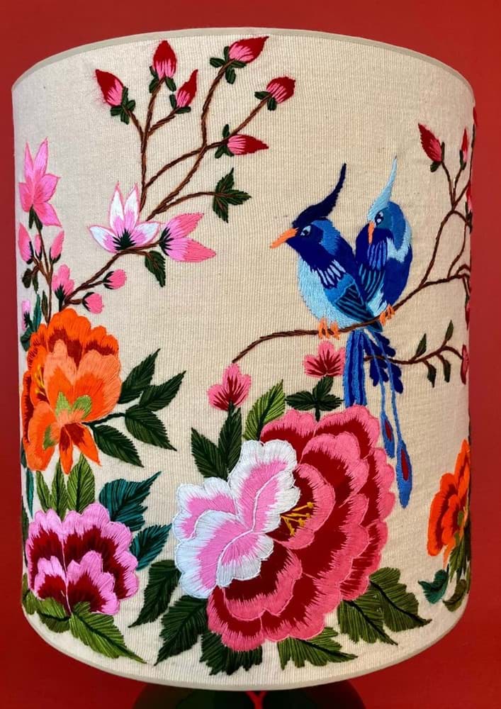 Bej arka fon/bej kumaş üzeri kuş ve çiçek işlemeli/yeşil  rengi el yapımı seramik abajur resmi