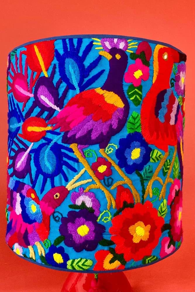 Mavi fon/mavi kumaş üzeri kuş ve çiçek işlemeli/kırmızı el yapımı seramik abajur resmi