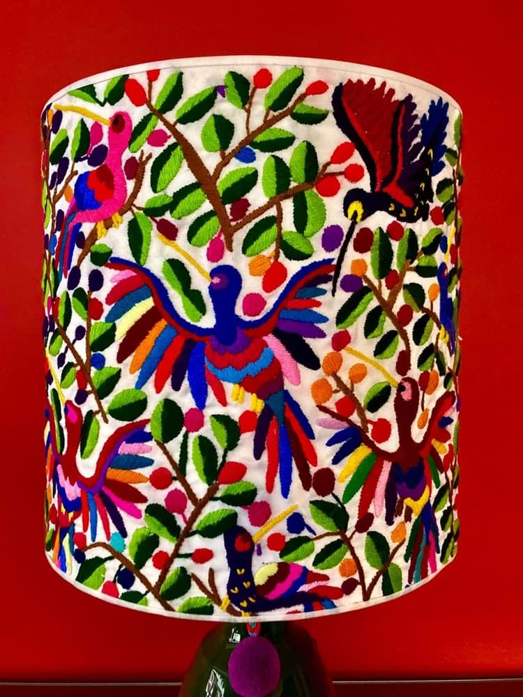 Bej arka fon/bej kumaş üzeri kuş ve çiçek işlemeli/yeşil   el yapımı seramik abajur resmi