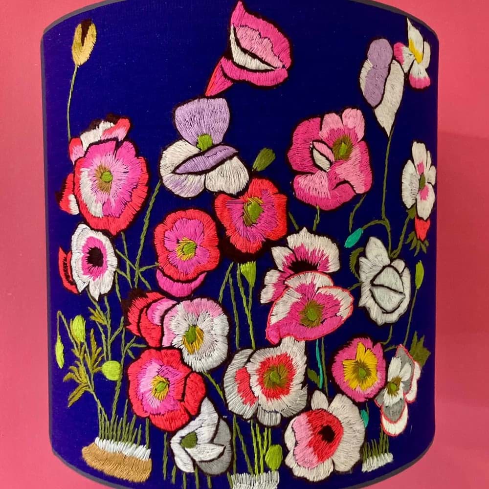 Lacivert fon/Lacivert kumaş üzeri çiçek işlemeli/lacivert ahşap lambader resmi