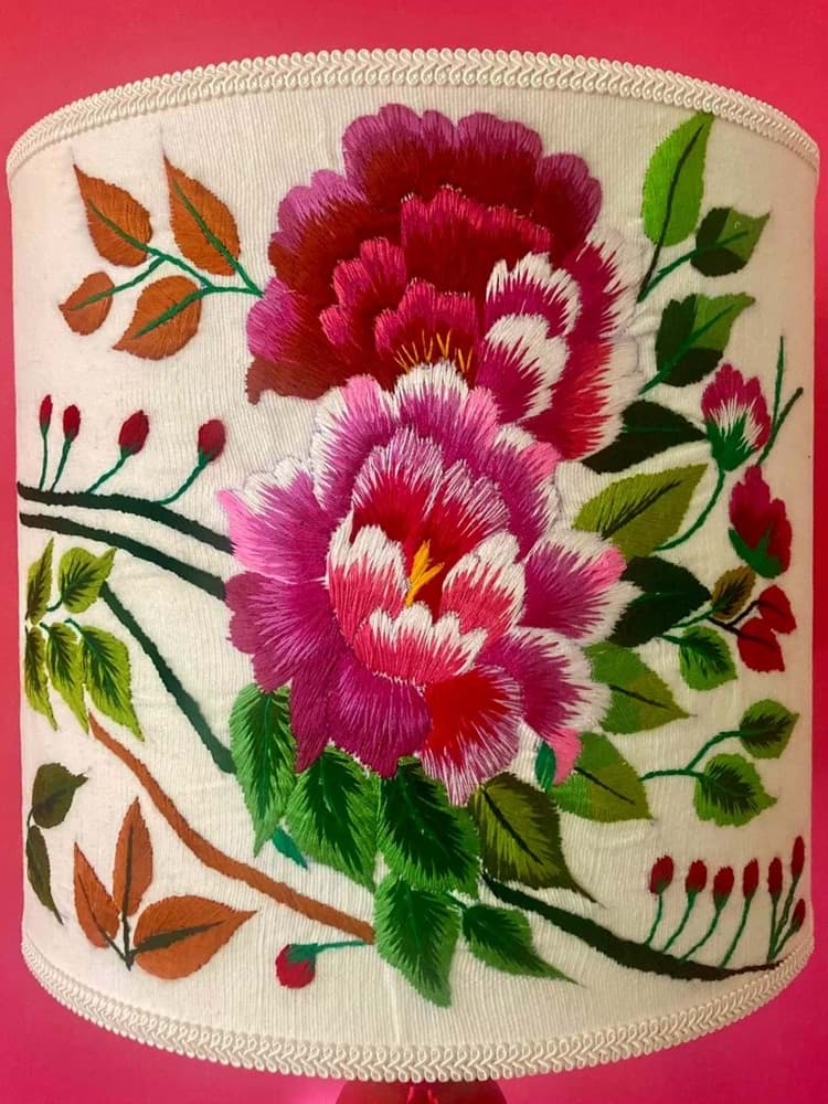Beyaz fon/beyaz kumaş üzeri çiçek işlemeli/kırmızı el yapımı seramik abajur resmi