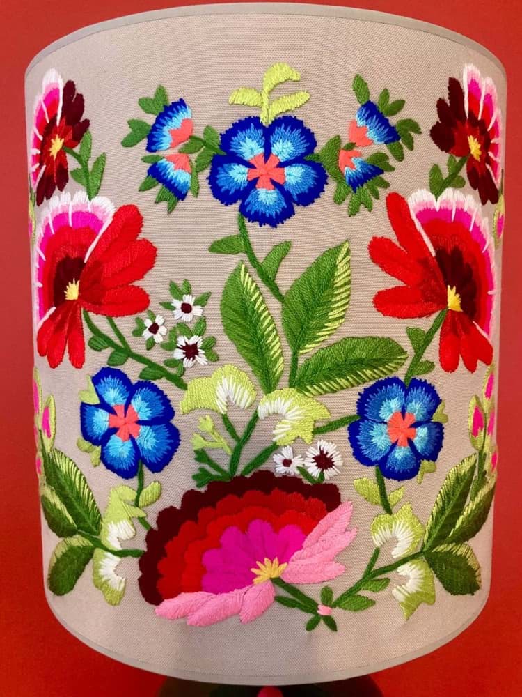 Bej arka fon/bej kumaş üzeri çiçek işlemeli/yeşil  rengi el yapımı seramik abajur resmi