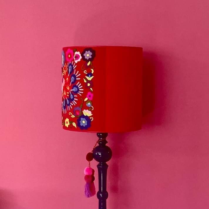 Kırmızı fon/kırmızı kumaş üzeri tavuskuşu işlemeli/kırmızı ahşap lambader resmi