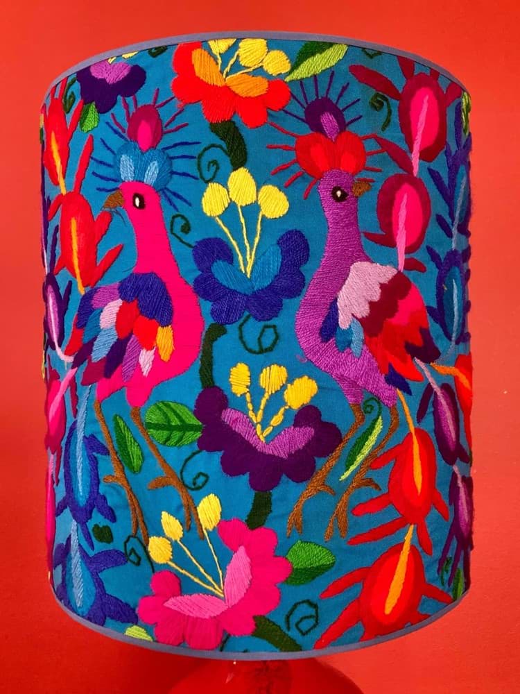Mavi fon/mavi kumaş üzeri kuş ve çiçek işlemeli/kırmızı el yapımı seramik abajur resmi